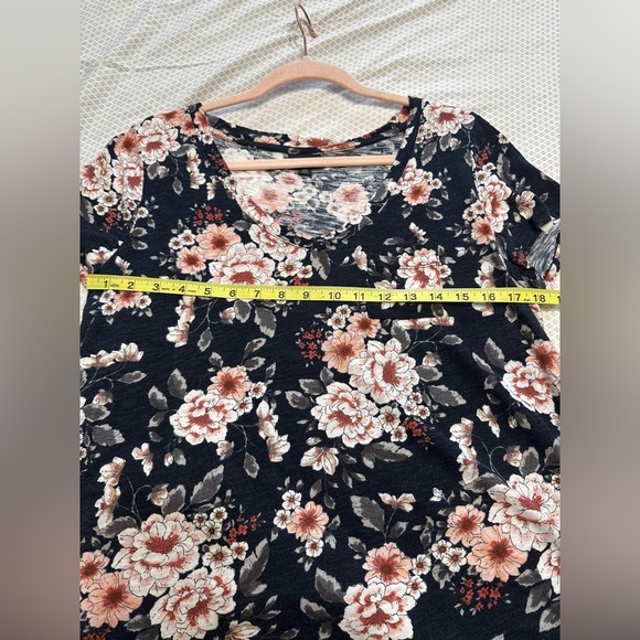 Floral tee shirt with pocket. - Picture 5 of 6